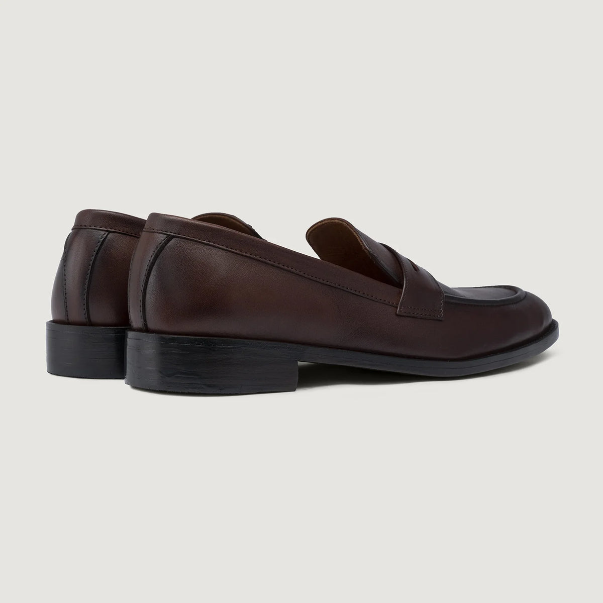 High-Traction Rubber Outsole & Lug Tread Pattern on Baxton Burnished Castanho Mocassins em couro para Homem For Men