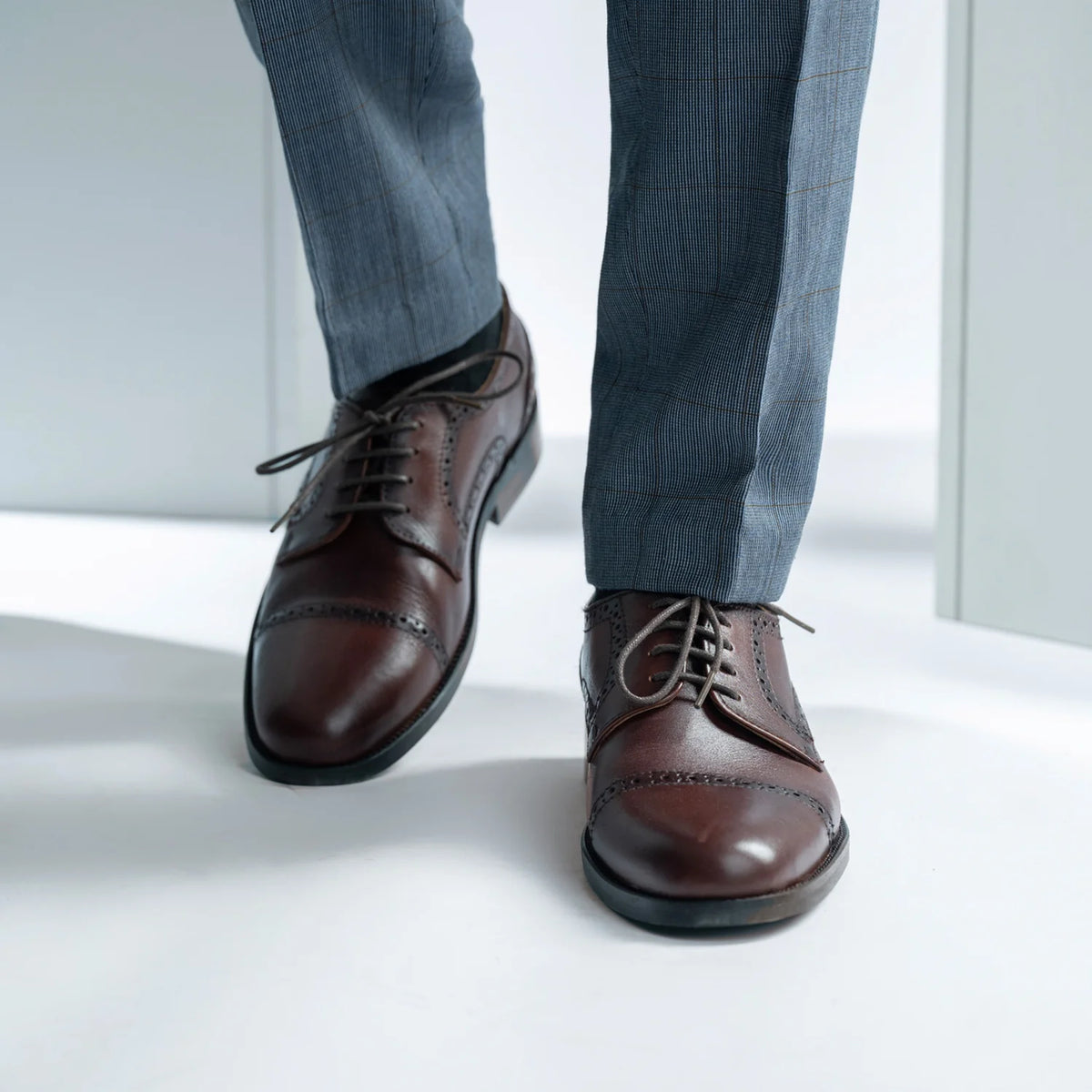 Cushioned Leather Insole & Ergonomic Arch Support Construction Detail