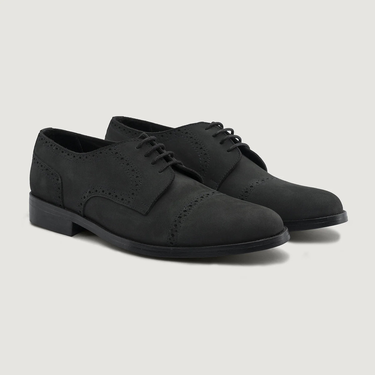 Dirk Brogues Derby Matte Black Nubuck Leather Shoes StudGuard For Men in Matte Black Full-Grain Leather - Vista de perfil | Comprar online
