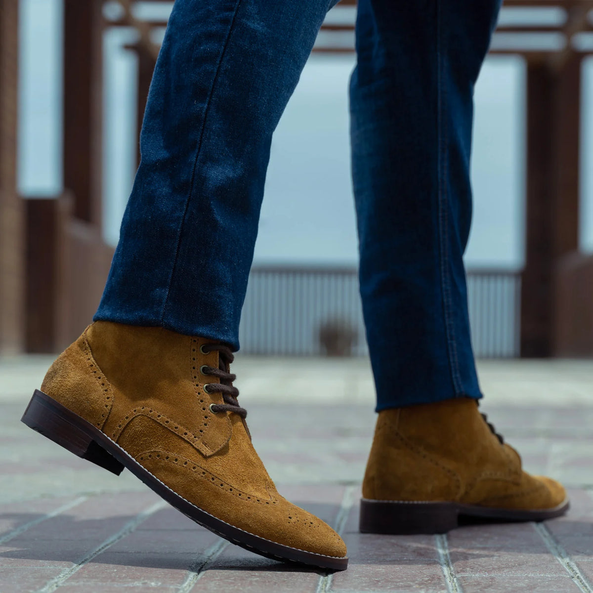 Perspetiva vestida de Duster Brogues Derby Castanho Suede Botas em couro - StudGuard para Homem no modelo com caimento natural à luz do dia