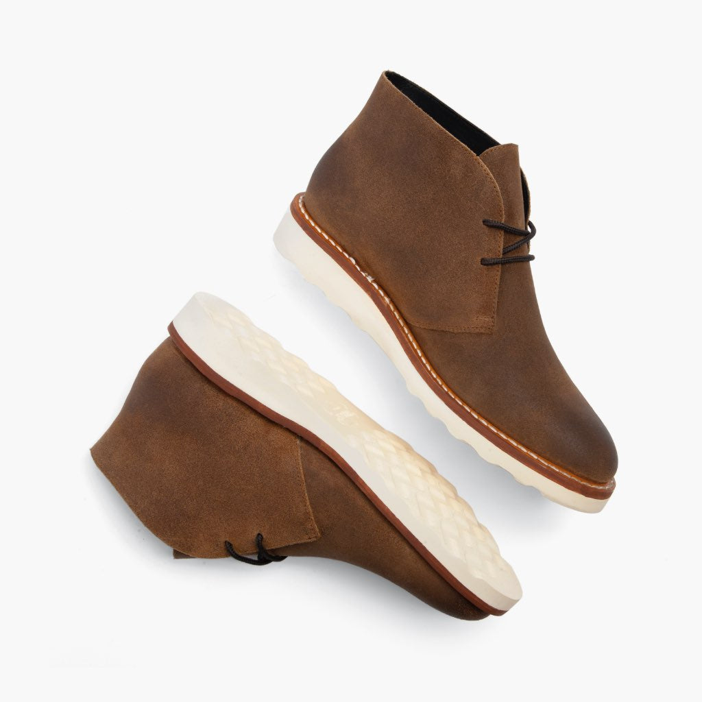 High-Traction Rubber Outsole & Lug Tread Pattern on Scout Safari Botas em couro para Homem For Men