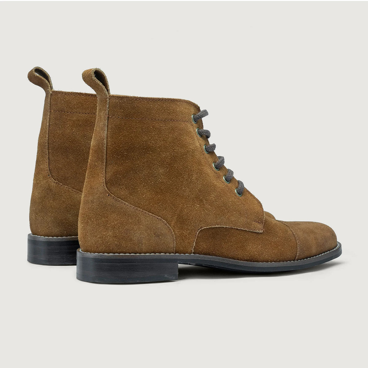 High-Traction Rubber Outsole & Lug Tread Pattern on Knight Derby Castanho Suede Botas em couro - StudGuard para Homem