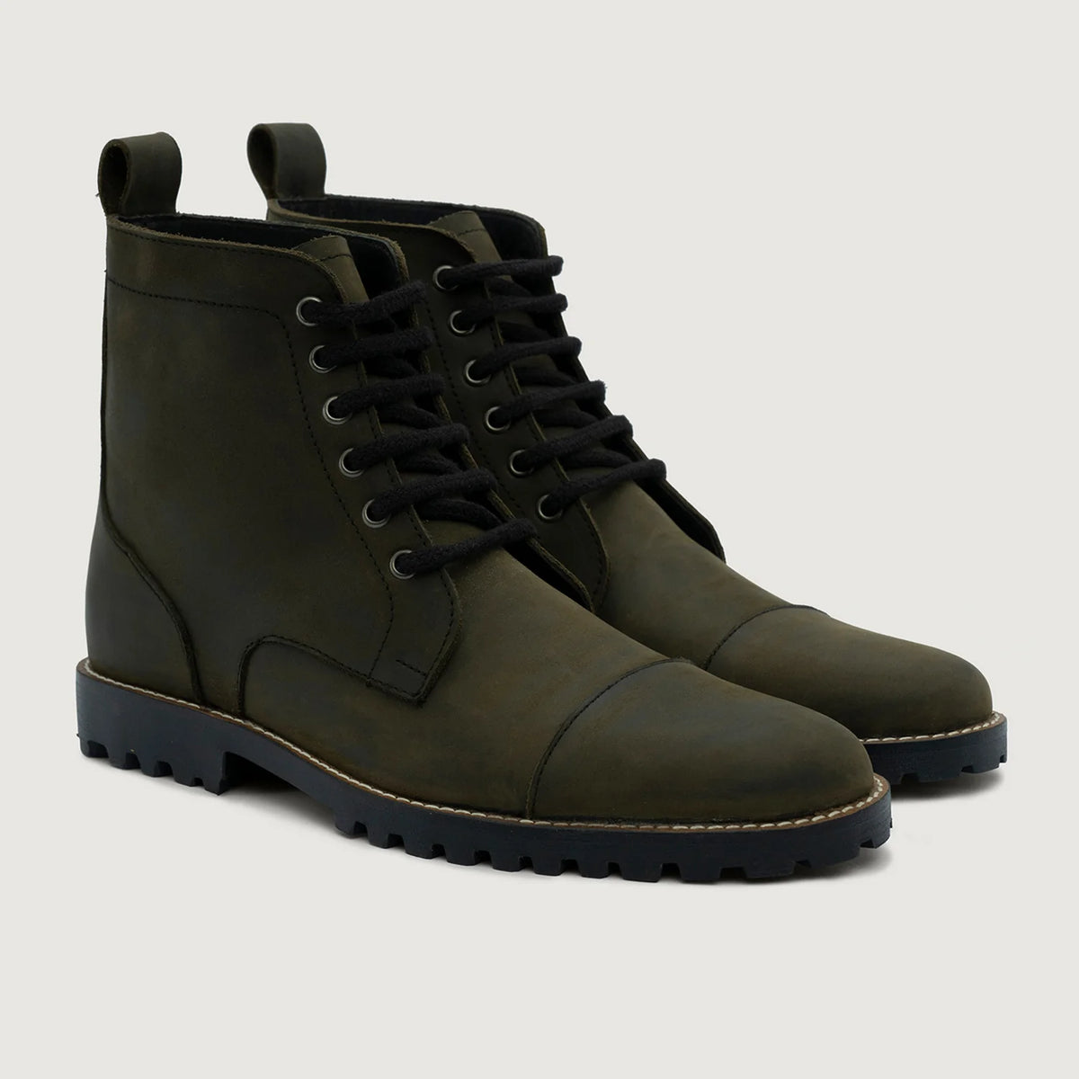 Knight Derby Olive Verde Pullup Botas em couro - TerraGrip para Homem in Olive Green Full-Grain Leather - Vista de perfil | Comprar online