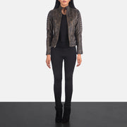 
Adalyn Acolchoado Distressed Castanho Jaqueta Biker de Couro para Mulher - Vista lateral mostrando o corte ergonómico de mangas