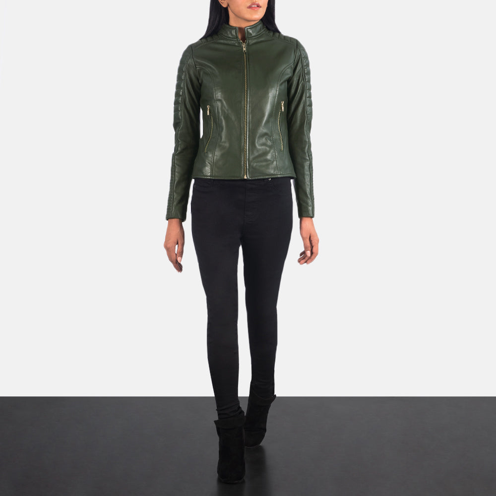 
Adalyn Acolchoado Verde Jaqueta Biker de Couro para Mulher - Vista lateral mostrando o corte ergonómico de mangas
