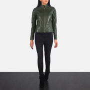 
Adalyn Acolchoado Verde Jaqueta Biker de Couro para Mulher - Vista lateral mostrando o corte ergonómico de mangas