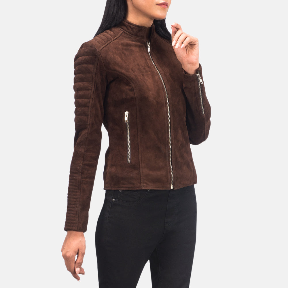 
Adalyn Acolchoado Mocha Suede Jaqueta Biker de Couro para Mulher - Vista lateral mostrando o corte ergonómico de mangas
