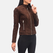 
Adalyn Acolchoado Mocha Suede Jaqueta Biker de Couro para Mulher - Vista lateral mostrando o corte ergonómico de mangas