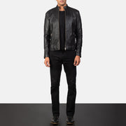 Close-Up Detail of Band &amp; Zipper Hardware on Men's Adornica Preto Blusão Biker de Couro para Homem
