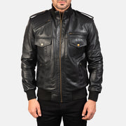 Close-Up Detail of High neck &amp; Zipper Hardware on Men's Agent Shadow Preto Blusão Bomber de Couro para Homem