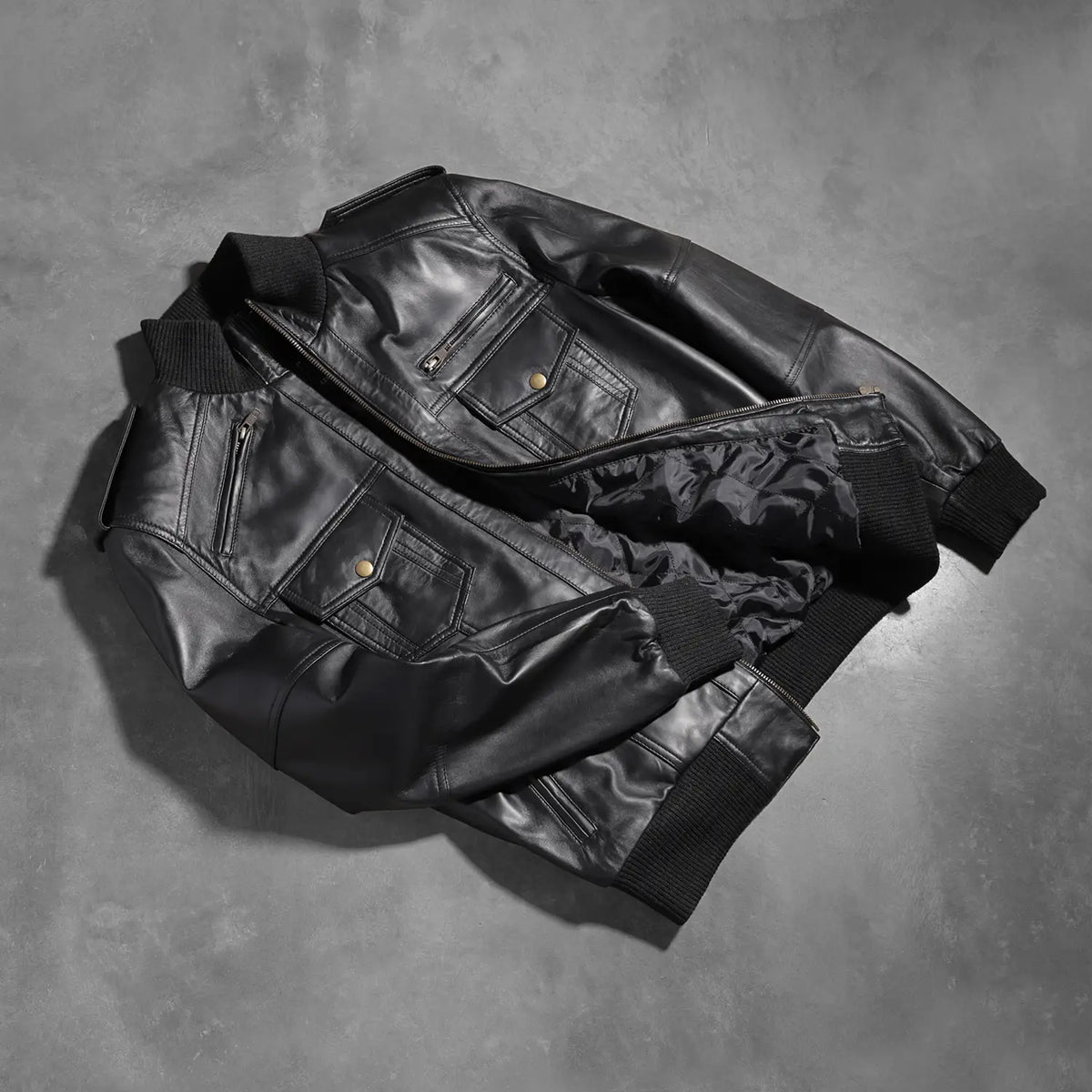Rib knit &amp; Hem Craftsmanship Construction Detail on Men's Agent Shadow Preto Blusão Bomber de Couro para Homem