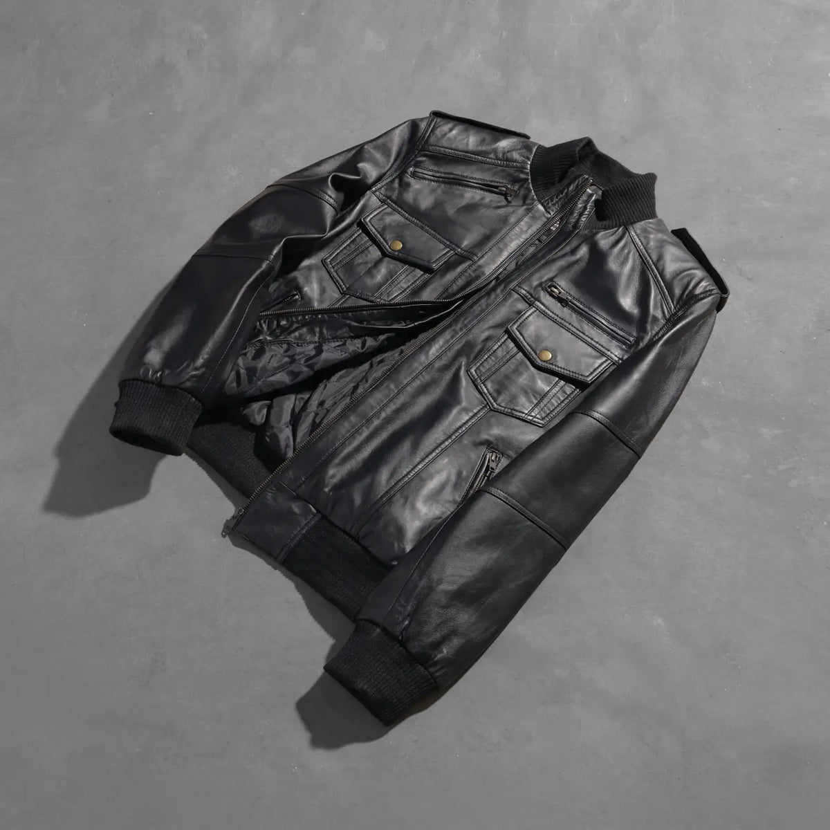 Styled Fit Perspective of Men's Agent Shadow Preto Blusão Bomber de Couro para Homem on Model - Natural Daylight Drape