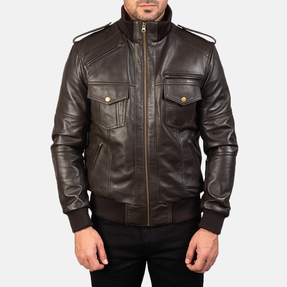 Close-Up Detail of High neck &amp; Zipper Hardware on Men's Agent Shadow Castanho Blusão Bomber de Couro para Homem