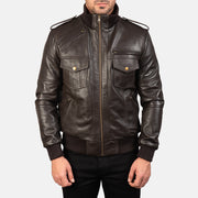 Close-Up Detail of High neck &amp; Zipper Hardware on Men's Agent Shadow Castanho Blusão Bomber de Couro para Homem