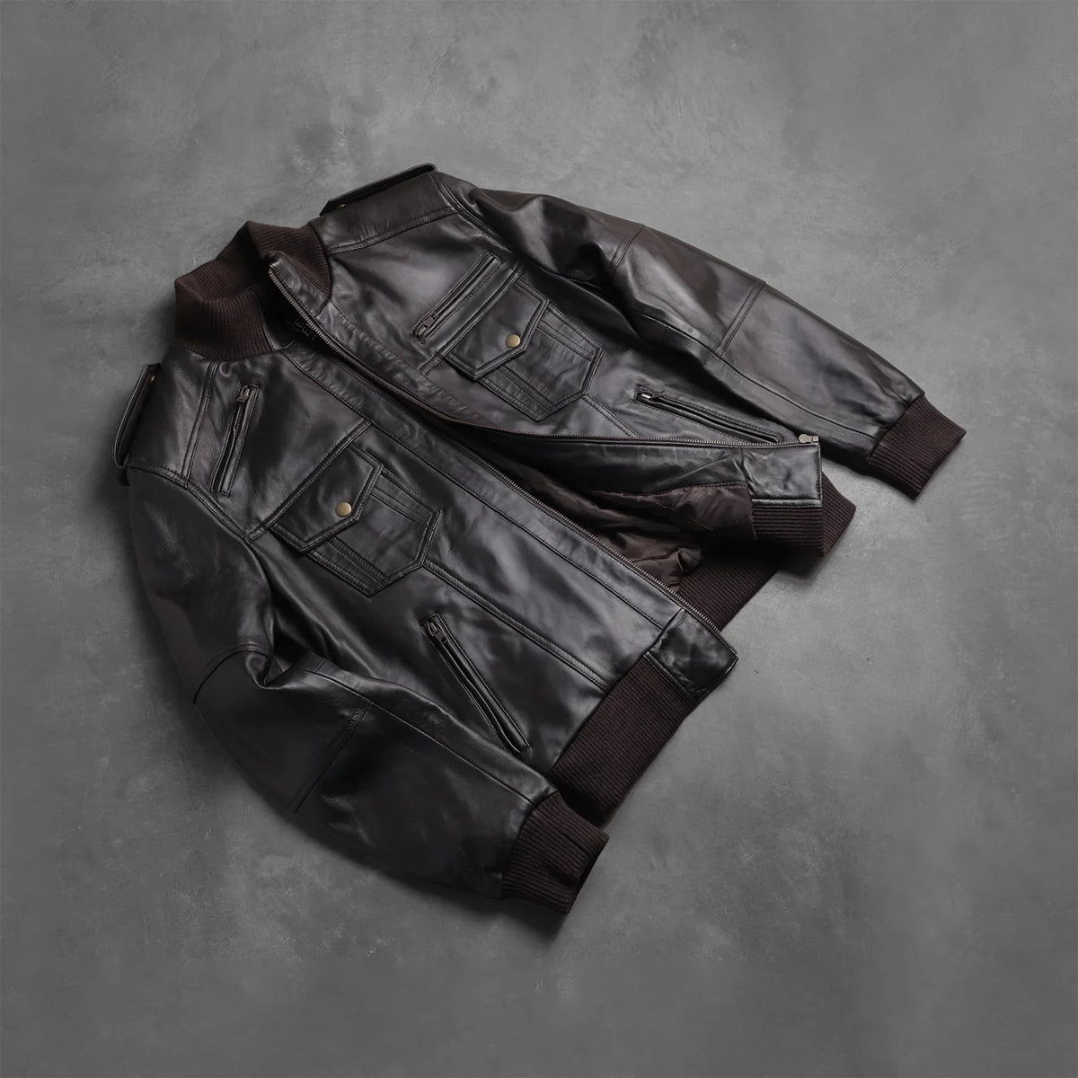 Rib knit &amp; Hem Craftsmanship Construction Detail on Men's Agent Shadow Castanho Blusão Bomber de Couro para Homem