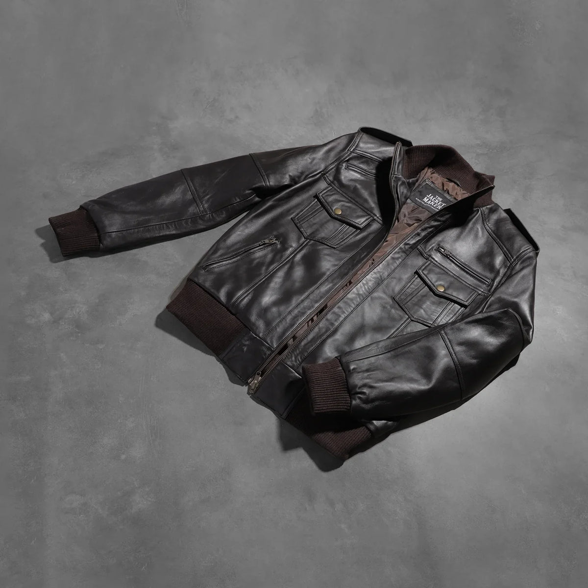 Styled Fit Perspective of Men's Agent Shadow Castanho Blusão Bomber de Couro para Homem on Model - Natural Daylight Drape