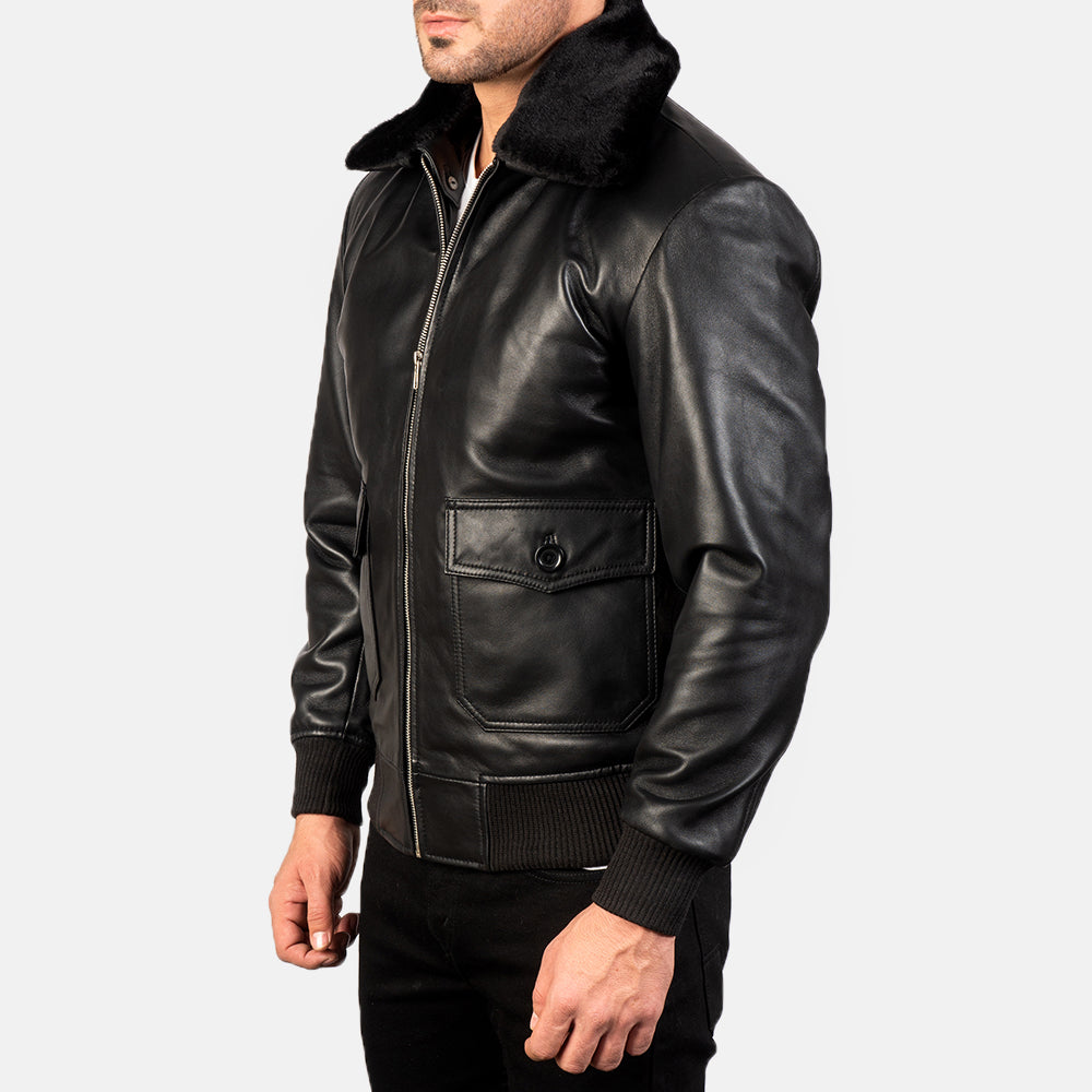 
Black Sheepskin Leather Bomber Jacket - Vista traseira com ombros definidos e bainha impecável