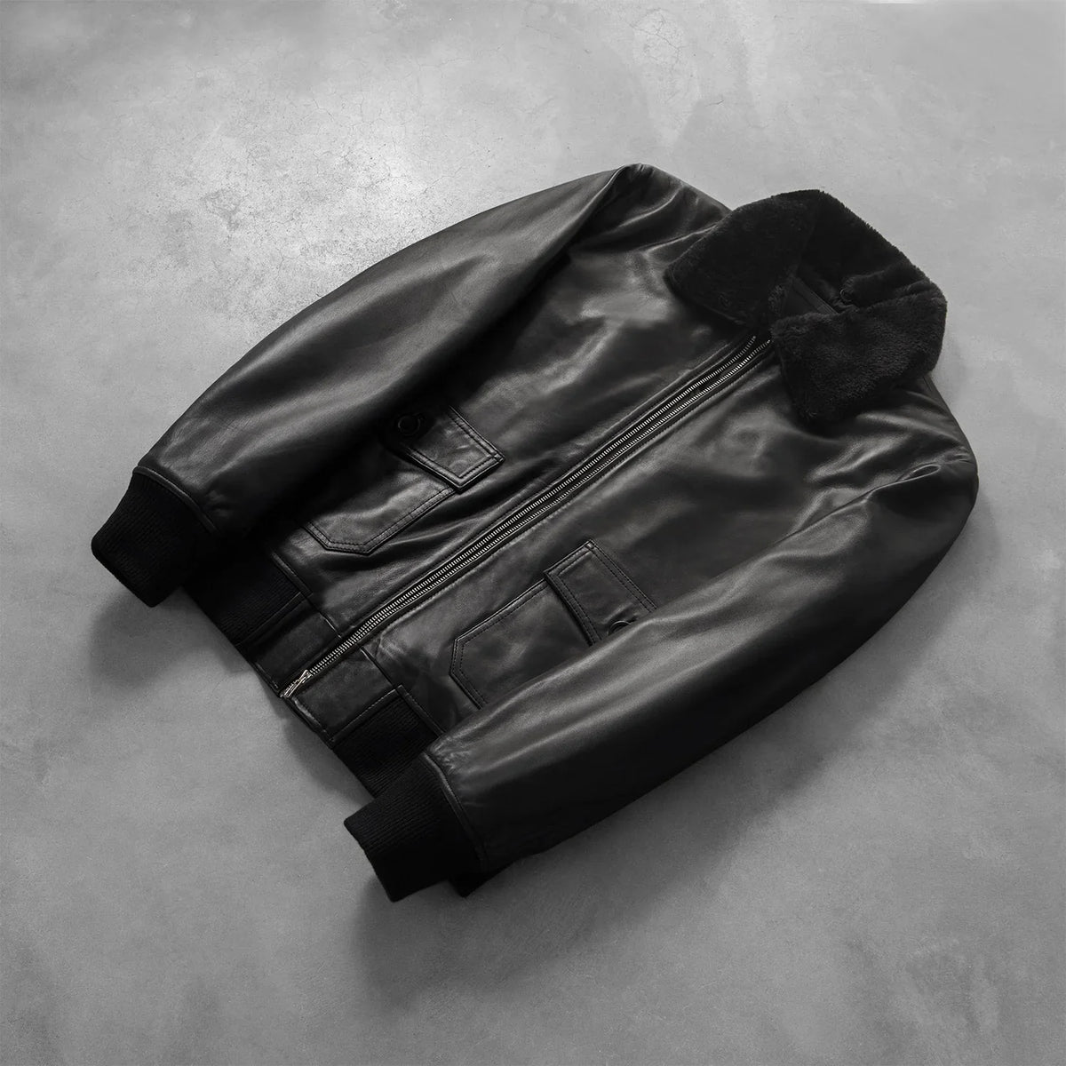
Rib Knit & Hem Craftsmanship Construction Detail on Airin G-1 Preto Jaqueta Bomber de Couro para Homem