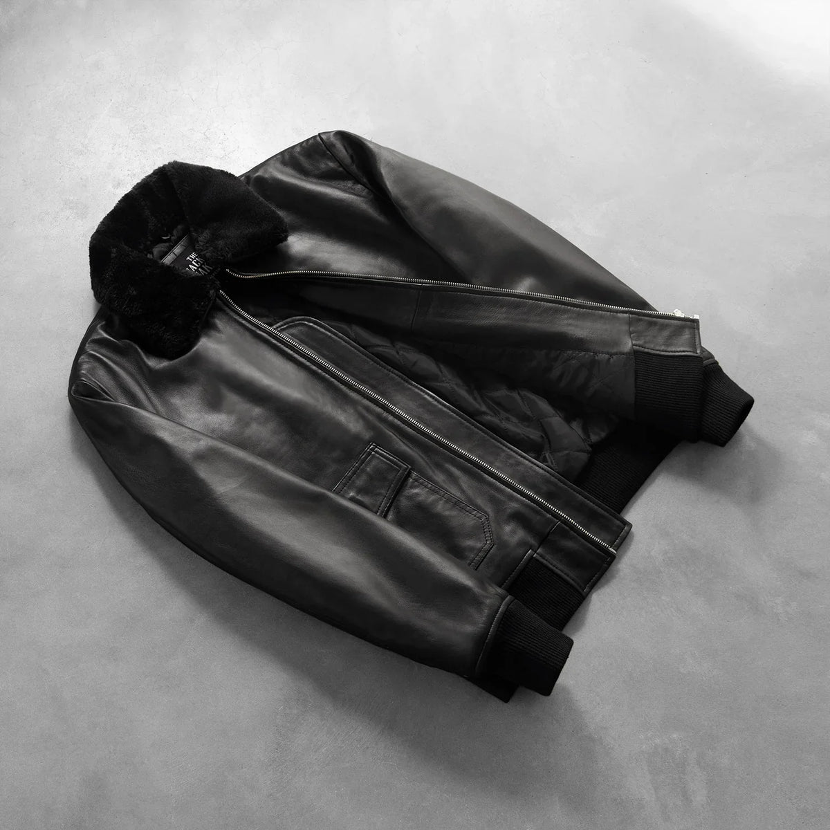 
Perspetiva vestida de Airin G-1 Preto Jaqueta Bomber de Couro para Homem no modelo com caimento natural à luz do dia