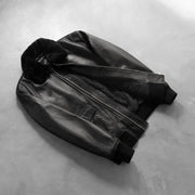 
Perspetiva vestida de Airin G-1 Preto Jaqueta Bomber de Couro para Homem no modelo com caimento natural à luz do dia