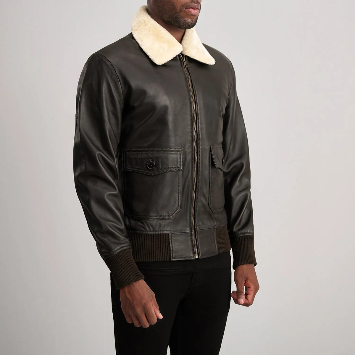 
Brown Sheepskin Leather Bomber Jacket - Vista traseira com ombros definidos e bainha impecável
