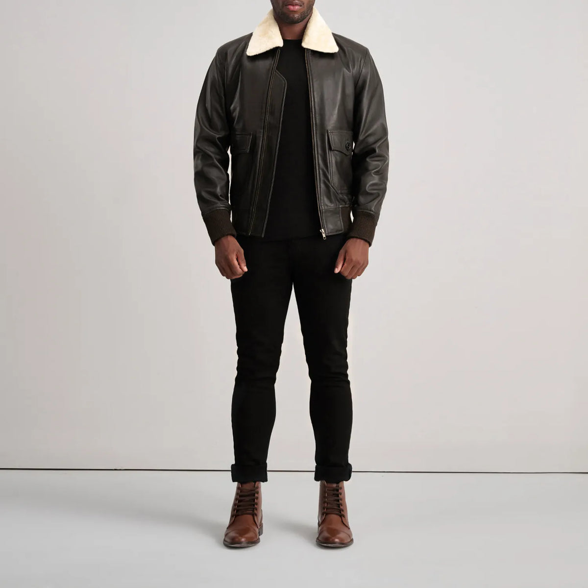 
Airin G-1 Castanho & Cream Jaqueta Bomber de Couro para Homem - Vista lateral mostrando o corte ergonómico de mangas