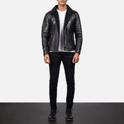 Close-Up Detail of Notch &amp; Zipper Hardware on Men's Alberto Shearling Preto Blusão de Couro para Homem