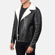 
Black Sheepskin Leather Biker Jacket - Vista traseira com ombros definidos e bainha impecável