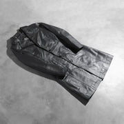 
Open Hem & Hem Craftsmanship Construction Detail on Alexis Preto Single Breasted Casaco em Couro para Mulher