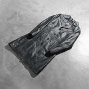
Perspetiva vestida de Alexis Preto Single Breasted Casaco em Couro para Mulher no modelo com caimento natural à luz do dia