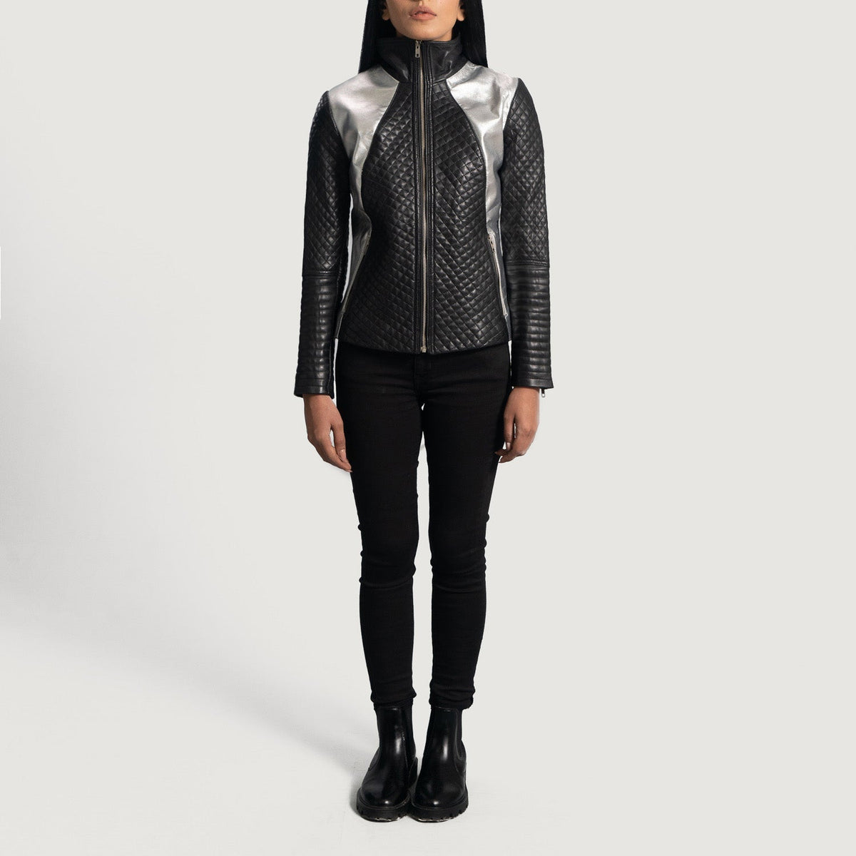 Close-Up Detail of High Neck &amp; Zipper Hardware on Women's Alia Metallic Preto Blusão Biker de Couro para Mulher