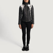 Close-Up Detail of High Neck &amp; Zipper Hardware on Women's Alia Metallic Preto Blusão Biker de Couro para Mulher