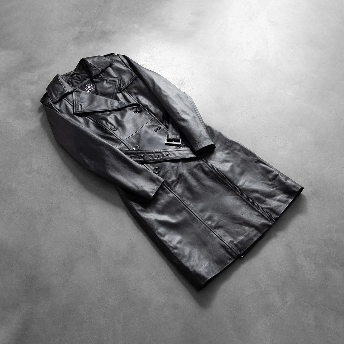 
Perspetiva vestida de Alice Black Double Breasted Leather Coat no modelo com caimento natural à luz do dia