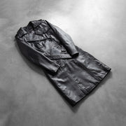 
Perspetiva vestida de Alice Black Double Breasted Leather Coat no modelo com caimento natural à luz do dia