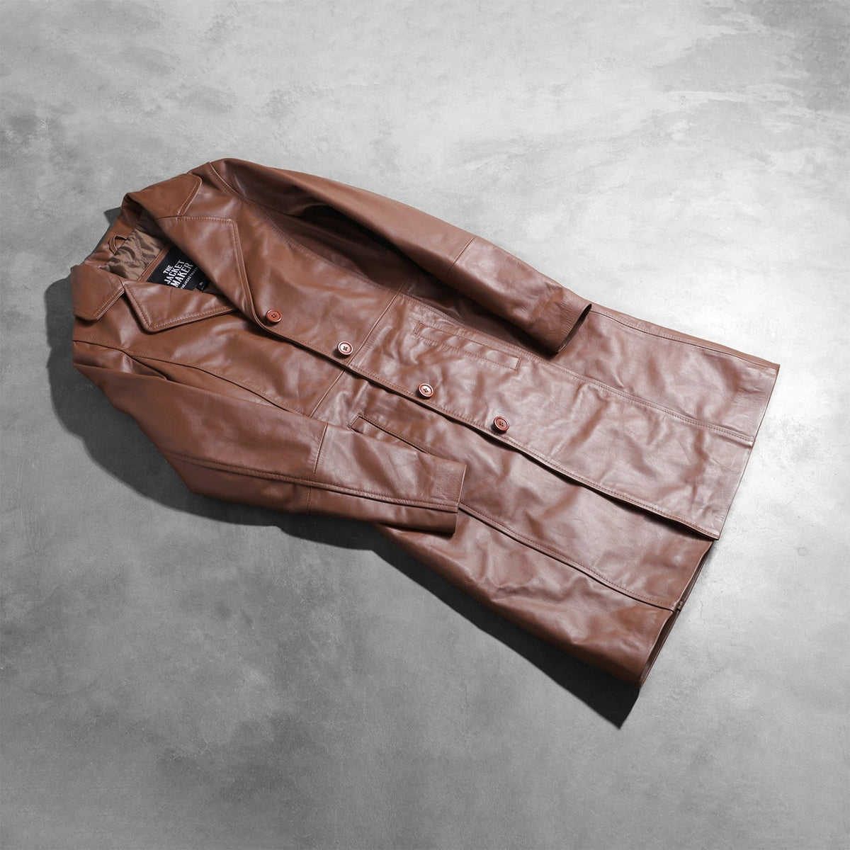 Open Hem &amp; Hem Craftsmanship Construction Detail on Women's Alice Castanho Double Breasted Casaco de Couro para Mulher