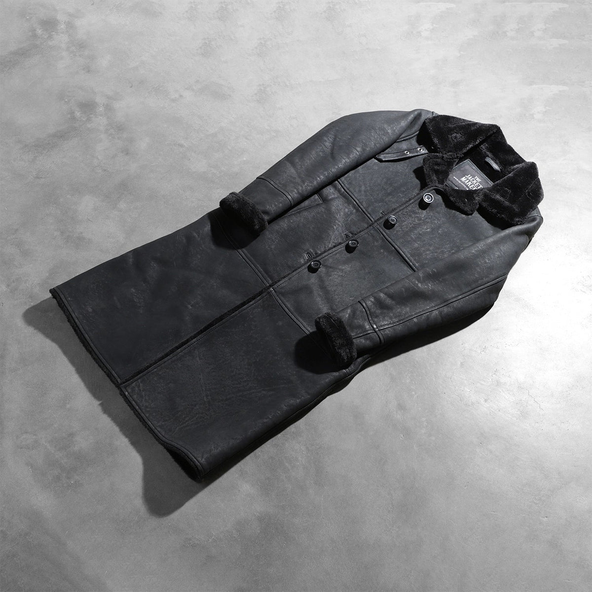 Styled Fit Perspective of Women's Alina Shearling Preto Casaco de Couro para Mulher on Model - Natural Daylight Drape