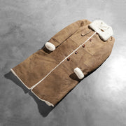 Styled Fit Perspective of Women's Alina Shearling Castanho Casaco de Couro para Mulher on Model - Natural Daylight Drape
