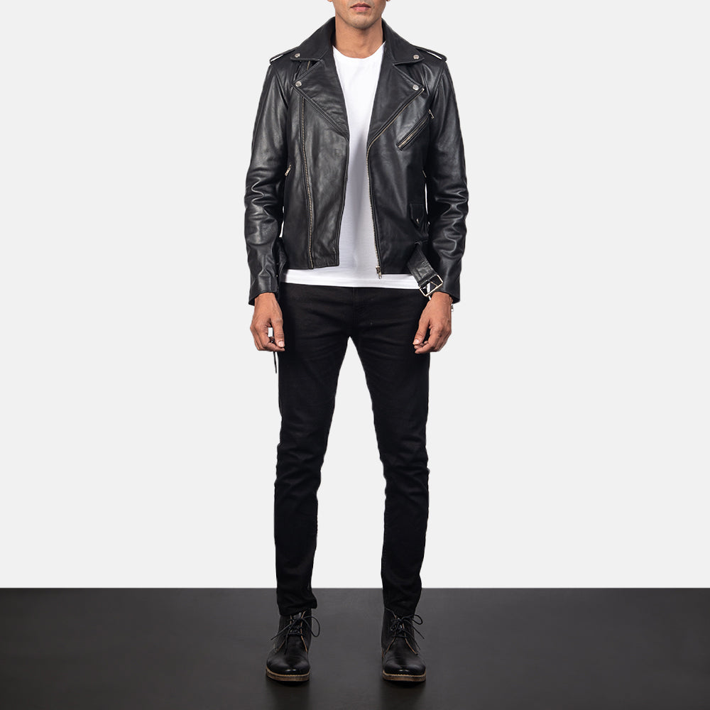 
Allaric Alley Black Leather Biker Jacket - Vista lateral mostrando o corte ergonómico de mangas