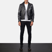 
Allaric Alley Black Leather Biker Jacket - Vista lateral mostrando o corte ergonómico de mangas