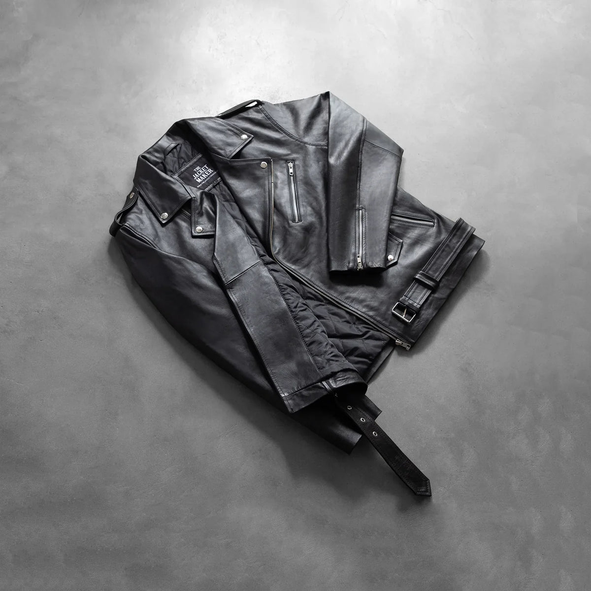 
Pormenor de alfaiataria da bainha em Allaric Alley Black Leather Biker Jacket