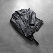 
Pormenor de alfaiataria da bainha em Allaric Alley Black Leather Biker Jacket