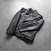 
Perspetiva vestida de Allaric Alley Black Leather Biker Jacket no modelo com caimento natural à luz do dia