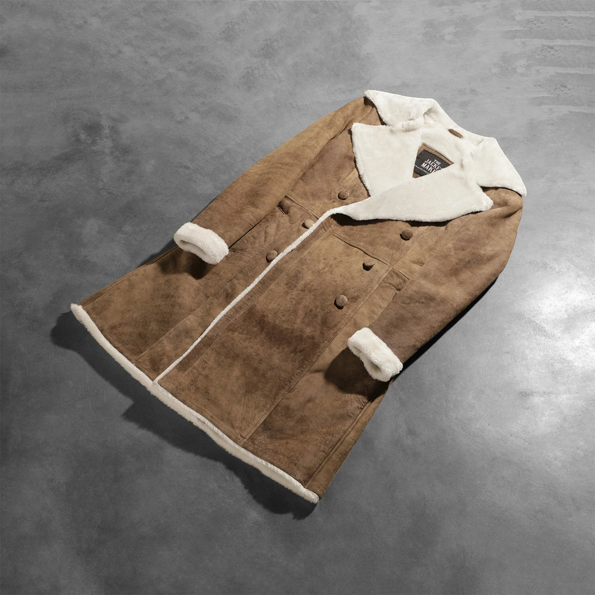 
Perspetiva vestida de Amie Distressed Brown Double Breasted Shearling Coat no modelo com caimento natural à luz do dia