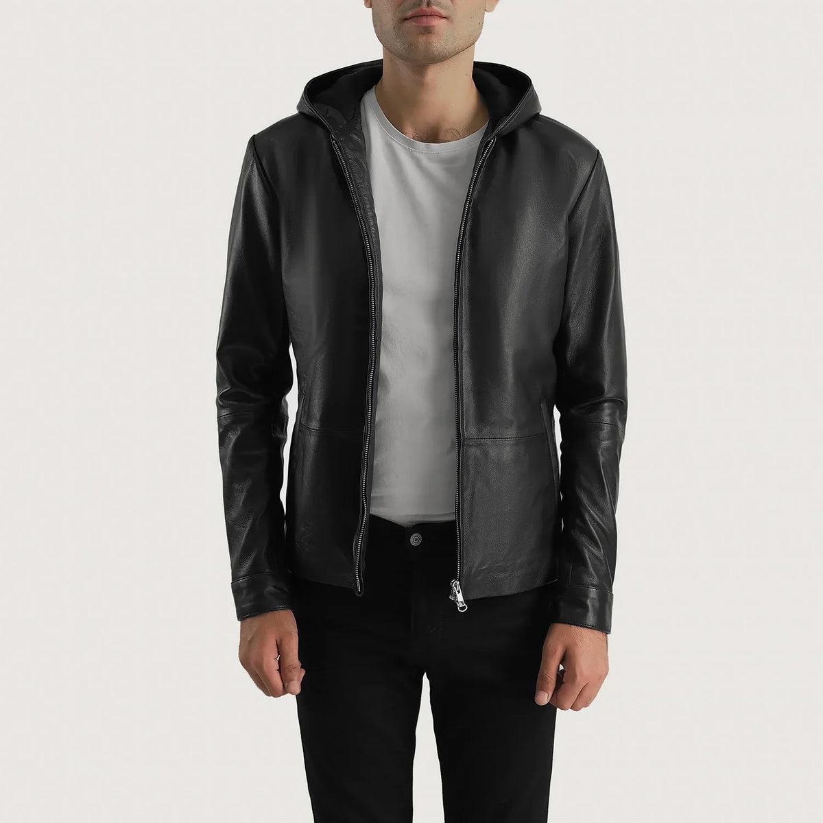 
Andy Matte Preto Hooded Jaqueta de Couro para Homem - Vista lateral mostrando o corte ergonómico de mangas