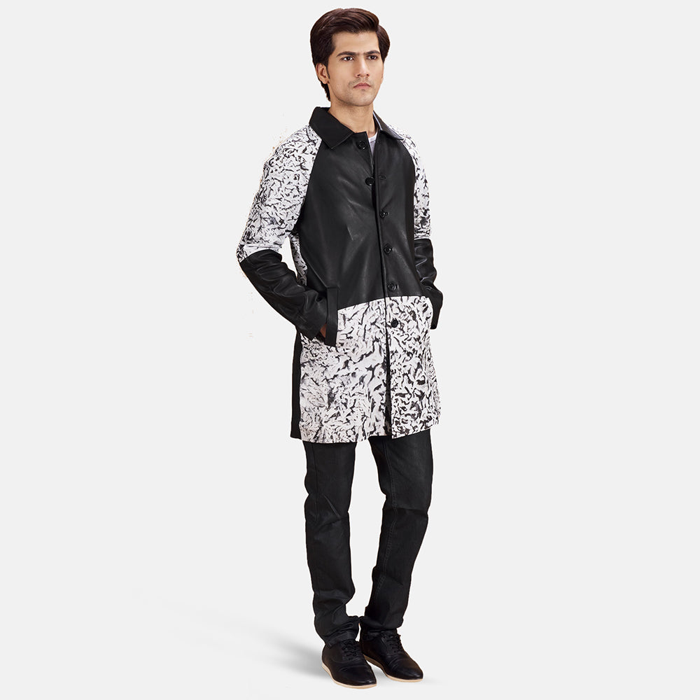 
Artistry Preto Dye Casaco em Couro para Homem - Vista lateral mostrando o corte ergonómico de mangas