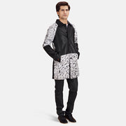 
Artistry Preto Dye Casaco em Couro para Homem - Vista lateral mostrando o corte ergonómico de mangas