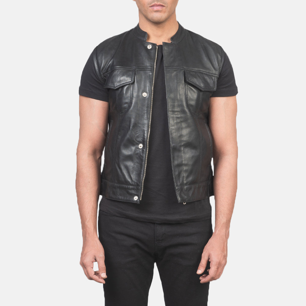 
Atlas Moto Preto Colete em Couro para Homem in Black Sheepskin Leather - Vista frontal e silhueta ajustada | Comprar online