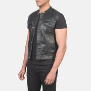 
Black Sheepskin Leather Biker Jacket - Vista traseira com ombros definidos e bainha impecável