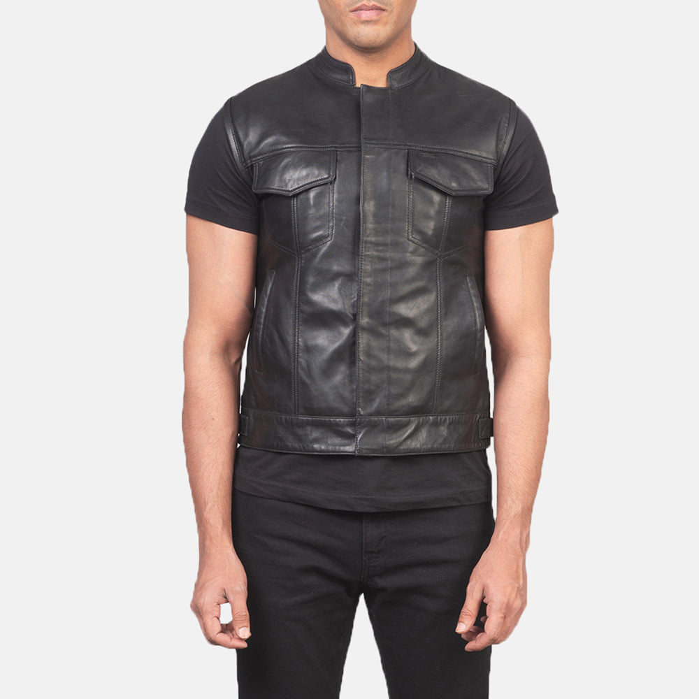 
Vista detalhada of Band & Zipper with Button Flap Hardware on Atlas Moto Preto Colete em Couro para Homem