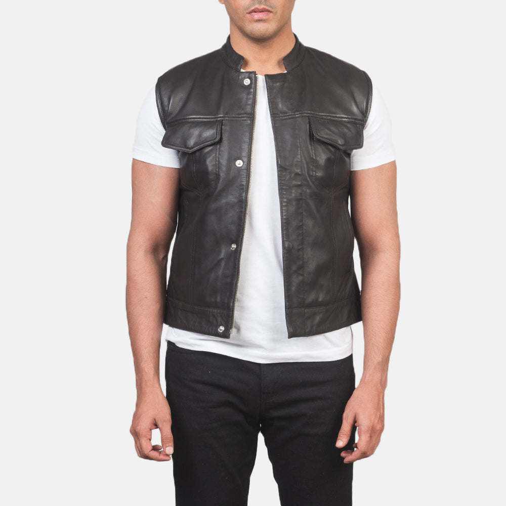 
Atlas Moto Castanho Colete em Couro para Homem in Brown Sheepskin Leather - Vista frontal e silhueta ajustada | Comprar online